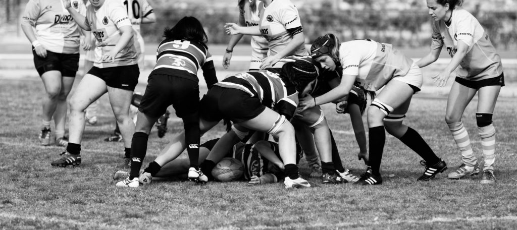 femmes jouant au rugby